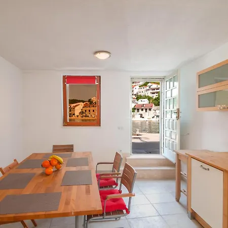 Gorgeous In With House Sea View Holiday home Pucisca